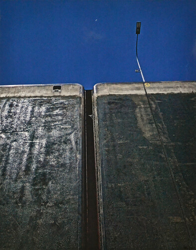 Stephan Grosse-Grollmann: Wasser verlässt Wand. Farbfoto 
51cm mal 41cm 
2007